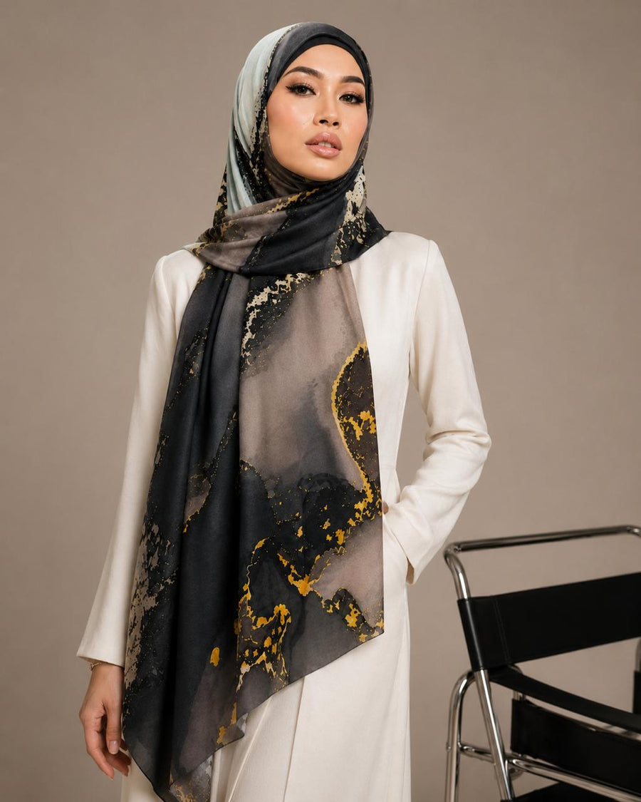 Noir Bloom am Model