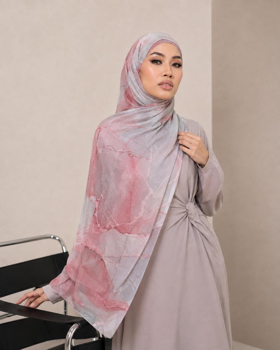 Blush Marble am Model